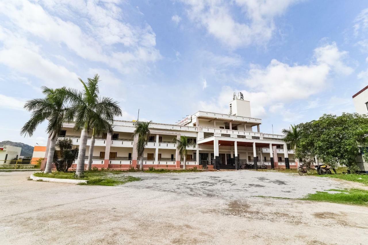 Отель Oyo 48251 Dsr Grand Krishnagiri Экстерьер фото