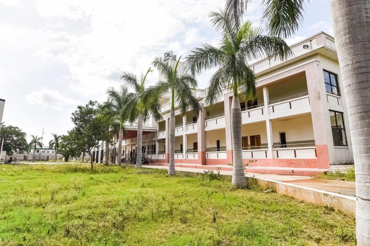 Отель Oyo 48251 Dsr Grand Krishnagiri Экстерьер фото